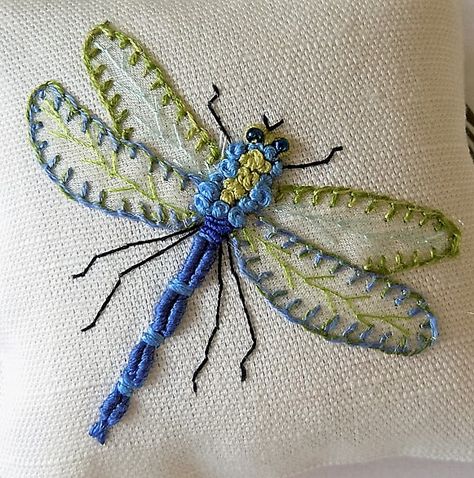 Embroidery Pictures, Bugs Embroidery, Needlepoint Ideas, Knitting And Crochet Patterns, Textile Art Embroidery, Stitch Work, Felt Embroidery, Embroidery Stitches Tutorial, Hand Embroidery Projects