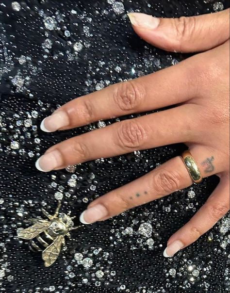 Beyoncé manicure. Beyoncé Nails, Beyonce Jewelry, Beyonce Tattoo, Beyonce Nails, Beyonce 2000's, Hand Tattoo, French Manicure, French Nails, Out Of Style