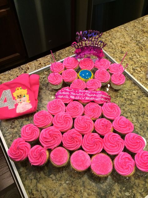 Princess Peach Birthday Cupcakes, Princess Peach Cupcake Cake, Princess Peach Dessert, Princess Peach Birthday Ideas, Princess Peach Birthday Party Diy, Princess Peach Cake Pops, Princess Peach Party Games, Princess Peach Party Food, Princess Peach Birthday Party Games