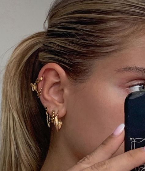 baddie jewelry aesthetic inspiration Ušný Piercing, Dainty Jewelry Necklace, Pretty Ear Piercings, Cute Ear Piercings, Skull Jewelry, Hippie Jewelry, Western Jewelry, Jewelry Inspo, Dainty Jewelry