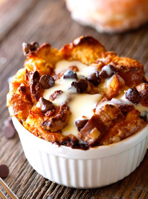 Chocolate Chip Bread Pudding, Donut Bread Pudding, Donut Bread, Best Bread Pudding Recipe, Chocolate Chip Pudding, Banana Bread Pudding, Custard Sauce, Chocolate Bread Pudding, Chocolate Chip Bread