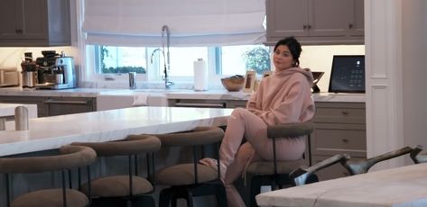 Kylie Jenner Kitchen, Kylie Jenner Hair, Jenner House, House Decorating Ideas Apartments, Celebrity Wallpapers, House On A Hill, Kardashian Jenner, Kylie Jenner, Lake House