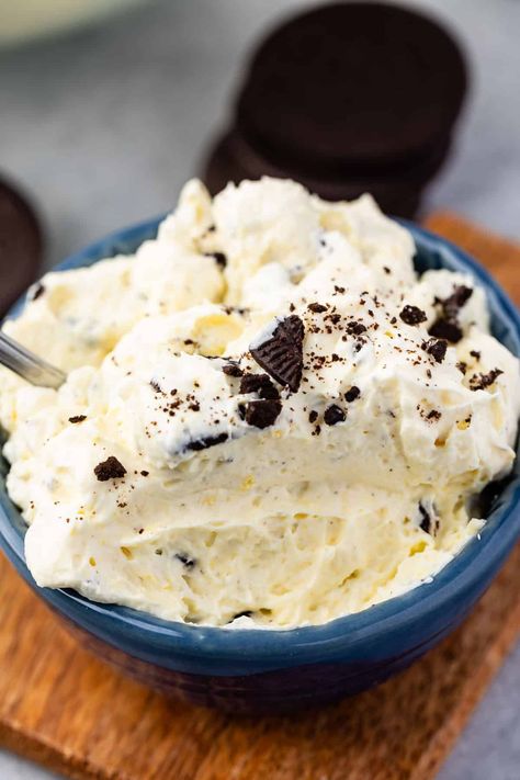 This is an easy Oreo Fluff recipe full of extra protein! It's Protein Fluff with low carb options - a great snack, dip, or dessert if you're counting macros. Noom Desserts, Easy Oreo Fluff, Oreo Fluff Recipe, Protein Oreo, Oreo Parfait, Oreo Fluff Dessert, Sweet Dips Recipes, Protein Fluff, Low Carb Options