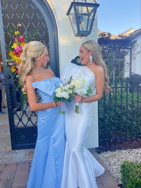 Cute Prom Pictures, Satin Prom Dress Long, Dress Long Formal, Satin Sleeves, Hoco Ideas, School Formal, Satin Prom Dresses, Single Forever, Prom Poses