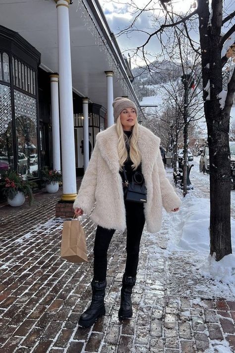 Snow Chic Outfits, Rich Aspen Aesthetic, Winter Wyoming Outfits, Winter In Aspen Outfit, Montana Vacation Outfits Winter, Snow Dinner Outfit, Telluride Outfits Winter, Aspen Outfit Winter Chic, Ski Trip Dinner Outfit