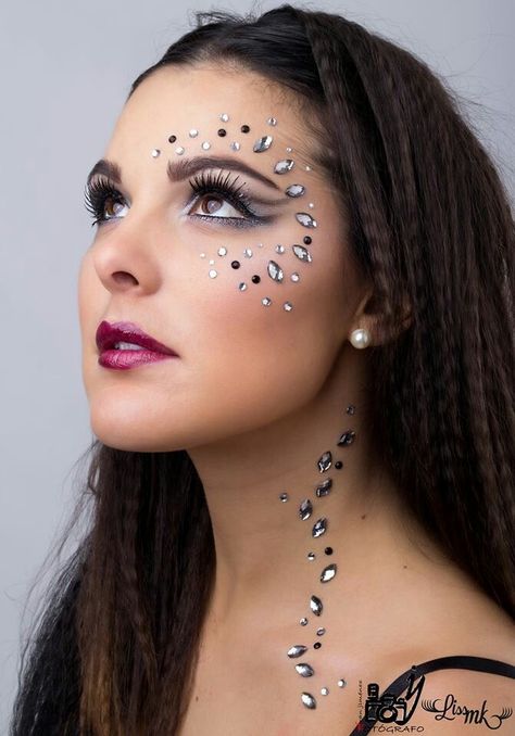 Trinidad Carnival Makeup, Glitter Carnaval, Jewel Makeup, Make Carnaval, Glitter Bar, Face Rhinestones, Festival Makeup Glitter, Rhinestone Makeup, Festival Face