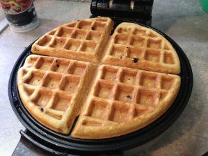 Almond Flour Waffles - Take out honey, add cinnamon Almond Flour Waffles, Gluten Free Waffles, Almond Flour Recipes, Primal Recipes, Grain Free Recipes, Paleo Breakfast, Low Carb Bread, Gluten Free Breakfasts, Low Carb Breakfast