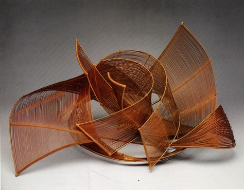 Elemeno P: Fujitsuka Shosei. Bambú. Japanese Bamboo Art, Japan Crafts, Japanese Bamboo, Bamboo Art, Wire Sculpture, Sculpture Installation, Weaving Art, Japanese Artists, Abstract Sculpture