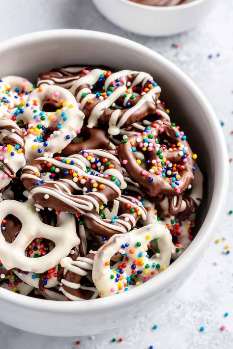 Birthday Pretzel Treats, Birthday Cake Pretzels, Pretzel Chocolate Bites, Chocolate Covered Pretzels Recipe, Frozen Pretzels, Sanrio Birthday, Homemade Toffee, Chocolate Dipped Pretzels, Covered Pretzels