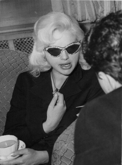 Diana Dors wearing sunglasses and drinking tea at the Dorchester Hotel in London, England, 1956. 1950s Sunglasses, Diana Dors, Heather Locklear, Marie Osmond, Golden Age Of Hollywood, Cat Eye Glasses, Bold Fashion, Eye Glasses, Old Hollywood