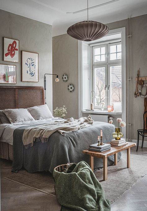 Sitting Nook, Swedish Interiors, Tiny Studio Apartments, Bed Nook, Warm Bedroom, Cosy Bedroom, Serene Bedroom, Bedroom Photos, Vintage Bedroom