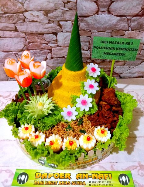 Tumpeng Nasi Kuning, Tumpeng Aesthetic, Garnish Tumpeng, Kreasi Tumpeng, Vegetable Carving, Food Garnishes, Food Decoration, Food Presentation, Food Packaging