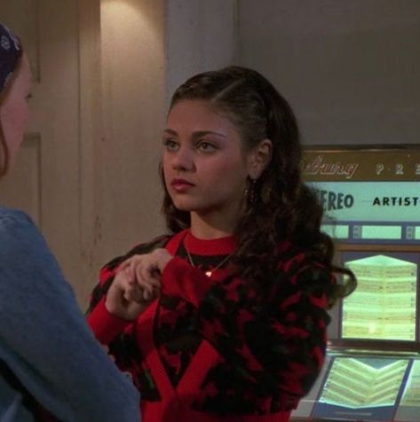 You really don’t have a problem with me being in your sister’s body? I was your boyfriend and i just think that that’s really weird! Jackie Burkhart Season 1, Jackie That 70s Show, 70’s Hair, Jackie Burkhart, Fitness Queen, 90s Grunge Hair, 70s Show, Iconic Outfits, 70s Hair