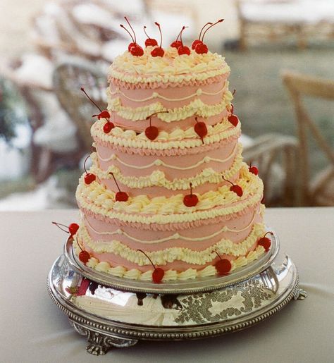 2023 Wedding Cake, Trending Cakes, Retro Wedding Cakes, Wedding Cake Trends, Heart Wedding Cakes, Hot Wedding, Wedding Cake Ideas, Tall Cakes, Pink Wedding Cake