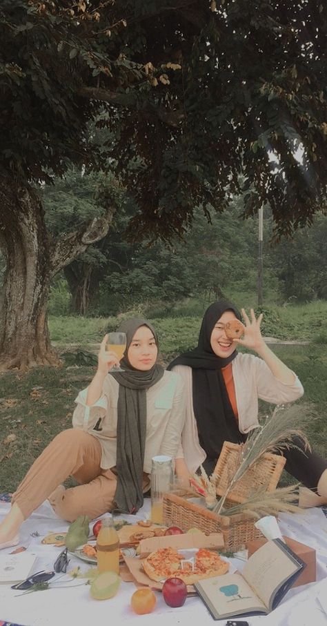 Picnic Poses, Hijab Pic, Poses Hijab, Foto Ootd, Picnic Inspiration, Yearbook Ideas, Hail Mary, Hijabi Girl, Hijabi Fashion