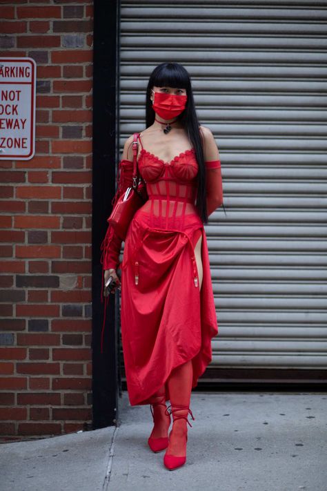 The 219 Best Street Style Looks From Spring 2023 Fashion Month | Fashionista Red 2023 Fashion, Chinese Rave Outfit, Red Edgy Outfit, Fashion Outfits Red, New York Fashion Week Outfits, Streetstyle Fashion Week, Elegant Street Style, New York Street Fashion, Street Style Dresses