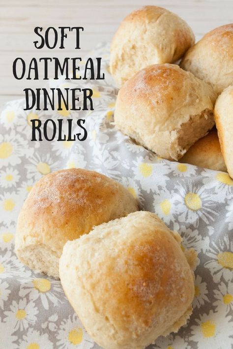 Soft Oatmeal Dinner Rolls- Looking for something a little different yet delicious to go with dinner tonight?  Try my soft oatmeal dinner rolls! They go great with just about anything! via @https://www.pinterest.com/mindeescooking/ #oatmeal #dinnerrolls #rolls #fallrecipes Oatmeal Dinner Rolls, Oatmeal Dinner, Hot Rolls, Yummy Bread, Oatmeal Bread, Homemade Oatmeal, Biscuit Bread, Biscuit Rolls, Dinner Rolls Recipe