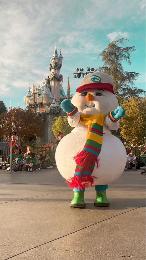 Disneyland Winter, Disney Christmas Parade, Disneyland Parade, Disneyland Christmas, Disney World Christmas, Christmas Parade, Christmas Characters, Happiest Place On Earth, Disneyland Resort