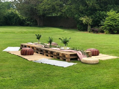 Pallet Table Outdoor, Picnic Diy, Picnic Romantic, Garden Drinks, Picnic Shoot, Wood Wedding Decorations, Backyard Boho, Backyard Dinner Party, Drinks Reception