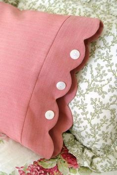 DIY Pillowcases - Scalloped Edge Pillowcase - Easy Sewing Projects for Pillows - Bedroom and Home Decor Ideas - Sewing Patterns and Tutorials - No Sew Ideas - DIY Projects and Crafts for Women http://diyjoy.com/sewing-projects-diy-pillowcases Manset Lengan, Pillow Cases Diy, Sewing Dress, Beginner Sewing Projects Easy, Sleeves Designs For Dresses, Sewing Pillows, Leftover Fabric, Designs For Dresses, Diy Pillows