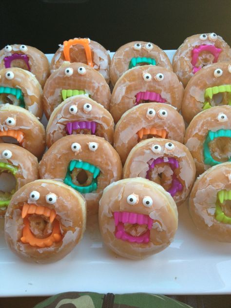 Glazed donuts, googly eyes, and vampire teeth. Pinterest inspired! Donut Vampire Teeth, Halloween Donuts With Teeth, Fiesta Halloween, Halloween Donuts, Glazed Donuts, Witch Party, Kid Parties, Vampire Teeth, Halloween Baking