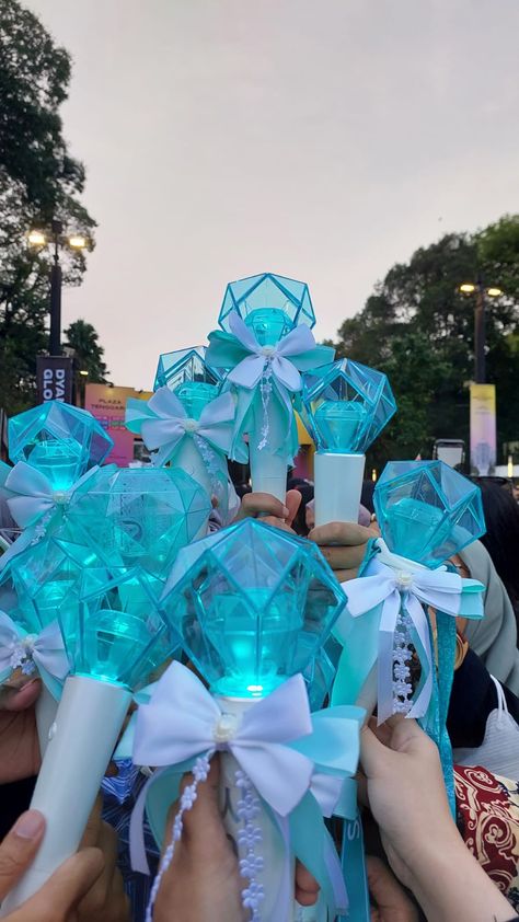 Shinee Lightstick, Lightstick Decoration, Kpop Merch, Desk Decor, Shinee, Pinterest Likes, Decor Ideas, Desk, Media