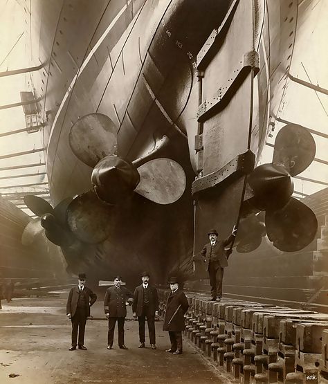 1910 ... British RMS Lusitania - The Captain, the owners of the ship, the CEO of the shipyard and his Foreman with his hand on the rudder. S) Rms Mauretania, Rms Olympic, Titanic History, Tyne And Wear, Ship Paintings, Rms Titanic, History Photos, Dieselpunk, Black And White Photographs