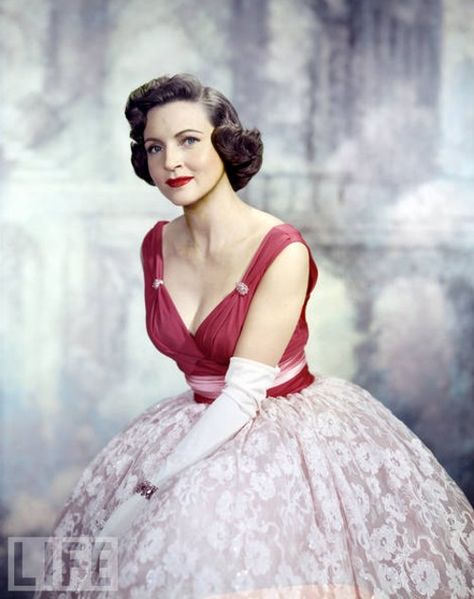 A Young Betty White, Betty White, We Are The World, Va Va Voom, Golden Girl, Famous Women, Golden Girls, Vintage Hollywood, Famous Faces, Classic Beauty