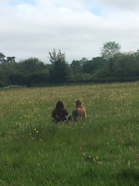 Sitting In Grass Aesthetic, Green Best Friend Aesthetic, Sitting Outside Aesthetic, Friends In A Field, Dancing In A Field Aesthetic, Frolicking In A Field Aesthetic, Laying In The Grass Aesthetic, Field Photoshoot Friends, Laying In A Field