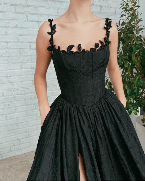 Teuta Matoshi Fall Winter 2021 #teutamatoshi #teutamatoshi2021 #fashion #moda #dress #vestido #gown Looks Hip Hop, Teuta Matoshi, Split Prom Dresses, Prom Dresses With Pockets, Exquisite Gowns, Formal Evening Dress, Couture Dress, Black Prom Dress, Black Prom