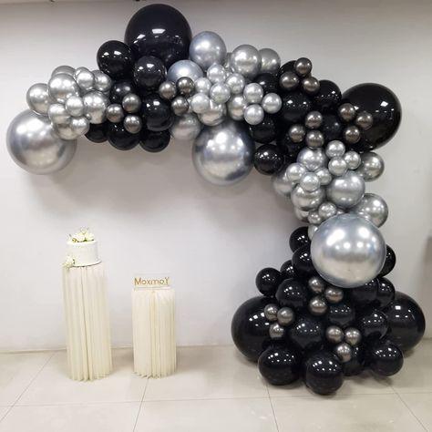 Organizing Balloons, Black And Silver Balloon Garland, Black Balloon Garland, Baloon Garland, Balloon Decorations Diy Tutorials, Confetti Balloons Birthday, Black And White Balloons, Balloons Arch, Black Balloon