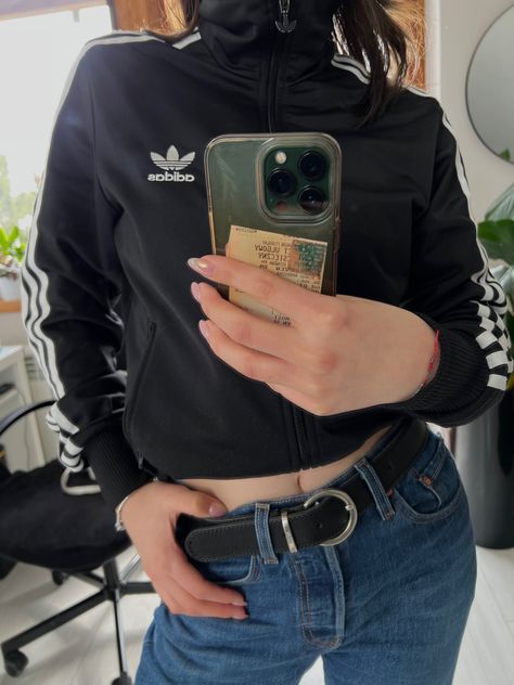 #outfitideas #ootd #adidas Adidas Zip Up Outfit, Adidas Sweatshirt Outfit, Adidas Fits, Adidas Jacket Outfit, Sports Jacket Outfit, Black Adidas Jacket, Camisa Adidas, Outfit Hoodie, 2000s Clothes