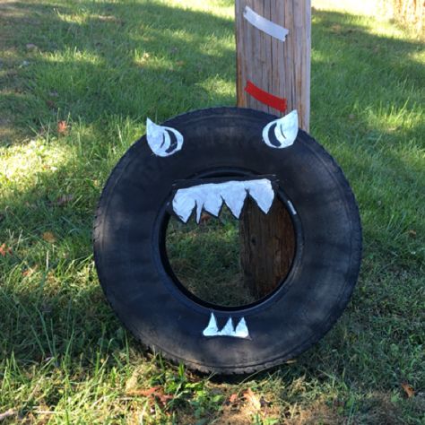 Using old tire for outdoor Halloween Decorations Tire Halloween Decorations, Halloween Tire Decorations, Tire Hacks, Tire Decor, Upcycle Tires, Tire Projects, Hay Ride, Halloween Porch Decor, Painted Tires