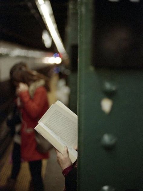 People Walking, Woman Reading, Reading A Book, Foto Inspiration, I Love Books, Love Reading, Love Book, Reading Writing, Bookstore