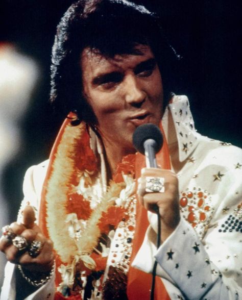 Elvis in concert in Hawaii january 14 1973. Elvis Aloha From Hawaii, Aloha From Hawaii, Simon And Garfunkel, Elvis Jumpsuits, King Elvis Presley, Elvis In Concert, Van Morrison, Elvis Presley Pictures, Famous Musicians