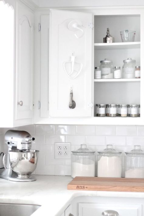 Kitchen Hacks Organization, Classic Kitchen, Minimalist Kitchen, Minimalist Interior, Kitchen Pantry, Counter Top, White Cabinets, Organizing Your Home, Minimalist Decor