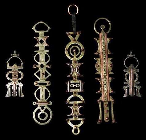 assrou n’swoul: translated as ‘the key thrown over the shoulder’. Used by wealthy Tuareg women as a counterweight to keep their veils and robes in place, and prized by their owners as symbols of status of prestige. Made of laminated layers of copper, iron, silver and brass Ancient Geometry, Veil Weights, Ethnic Tattoo, Tuareg Jewelry, African Skies, Berber Jewelry, Metal Objects, Body Adornment, Ancient Jewelry