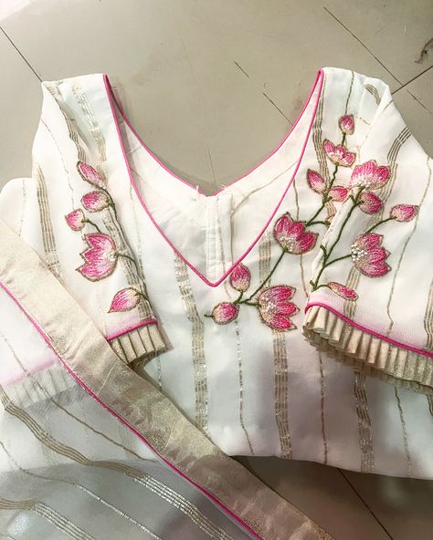 Lotus Flower Blouse Designs, Lotus Blouse Design, Flower Blouse Designs, Classic Blouse Designs, Onam Saree Blouse, Painting Blouses, Painting Sarees, Floral Blouse Designs, Design For Dress