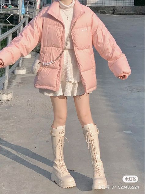 Kpop Idol Winter Outfit, White Korean Outfit, Pink Puffer Jacket Outfit, Jacket Coquette, Pink Jacket Outfit, White Korean, Girls Spring Outfits, Pink Puffer Jacket, Europe Outfits