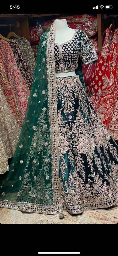 Dark Green Asian Wedding Dress, Emerald Indian Wedding, Dark Green Bridal Dress, Green Wedding Lehenga Bridal, Dark Green Lengha, Dark Green Bridal Lehenga, Lehenga Dark Green, Green Bridal Outfit, Green Lehenga Bridal