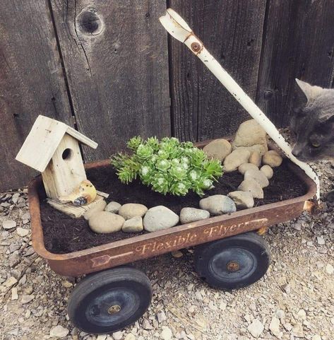 Quirky Yard Decor, Tiny Front Garden Ideas, Country Landscaping Ideas, Wagon Planter, Garden Decor Projects, Diy Backyard Landscaping, Garden Junk, Rustic Garden Decor, Garden Art Diy