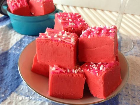 Have you ever made any crazy fudge flavors? Check out this Bubblegum Fudge! It's easy to make and it tastes just like bubblegum! #fudgerecipes #desserts #bubblegum Bubblegum Fudge, Cotton Candy Fudge, Cake Batter Fudge, Candy Fudge, Bubble Gum Flavor, Fudge Flavors, Oh Fudge, Shugary Sweets, Fudge Recipes Chocolate