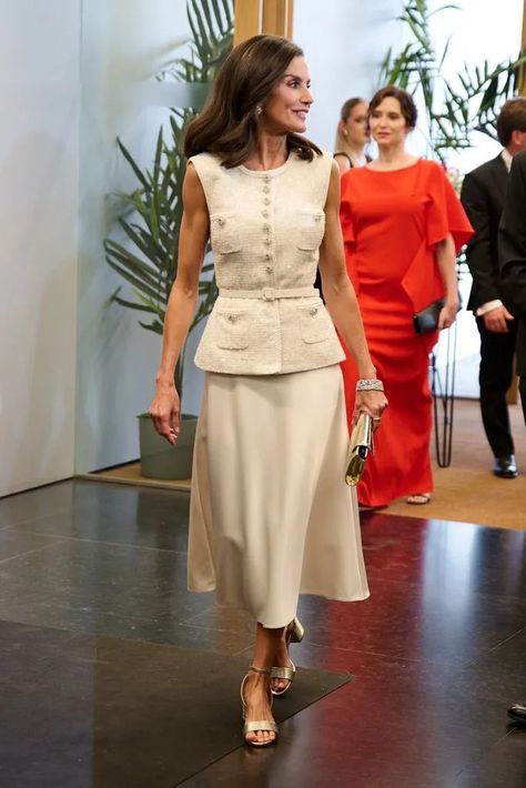 Queen Letizia is an absolute vision in white as she steps out alongside King Felipe | HELLO! Queen Letizia Outfits, American Royals, Kate Fashion, Skirts Ideas, Conservative Outfits, Elegant White Dress, Royal Beauty, Queen Outfit, Estilo Real