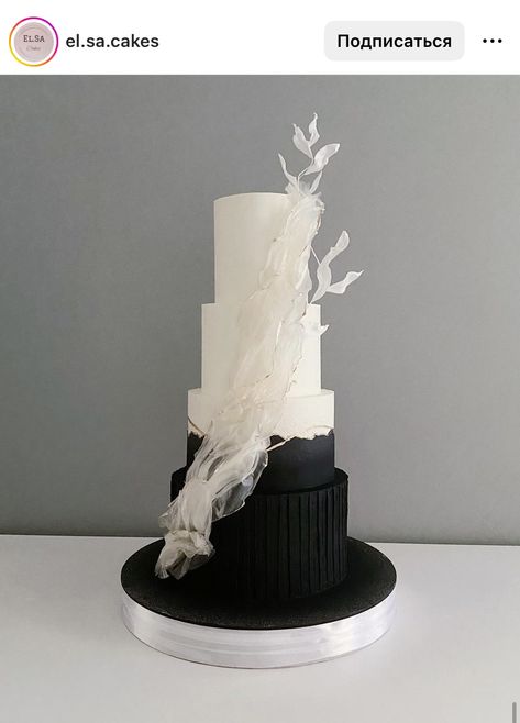 Black Wedding Cake With Pearls, Monochrome Wedding Cake, Black Tie Wedding Cake, Blush And Black Wedding, Art Deco Wedding Cake, Black White Cakes, Black Wedding Ideas, Edgy Bridal, Black And White Wedding Cake