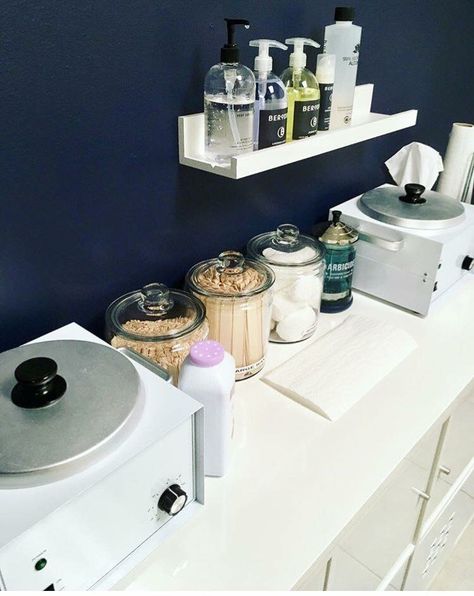 Get a shelf like this to put above table and above wash sink Spa Decor Ideas Estheticians, Privates Nagelstudio, Spa Decor Ideas, Spa Room Ideas, Deco Spa, Waxing Room, Nail Room Ideas, Beauty Room Salon, Home Beauty Salon