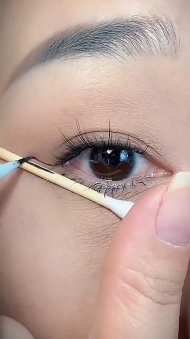 East Eyeliner, Tutorial Eyeliner, Membentuk Alis, Bentuk Alis, Mekap Mata, Anime Eye Makeup, Beginners Eye Makeup, Simple Makeup Tips, Doll Eye Makeup