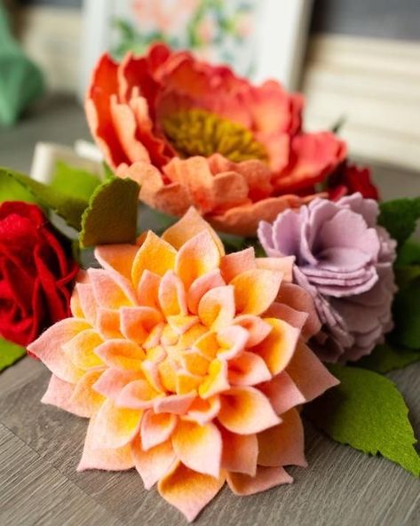 Felt Flower Wedding, Build Your Own Bouquet, Bedroom Collage, Felting Diy, Flower Wedding Bouquet, Faux Flower Bouquets, Felt Flower Wreaths, Dahlia Bouquet, Favor Gifts