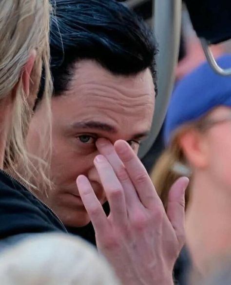 Loki Hands, Loki Cute, Tom Hiddle, Tom Hiddleston Dancing, Loki Imagines, Tom Hiddleston Quotes, Loki Odinson, Cute Pics, Gay Aesthetic