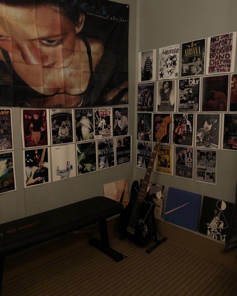 Emo Room Aesthetic, Emo Room, Hangout Room, Chill Room, Setup Ideas, Ideas Hogar, Grunge Room, Room Goals, Dreamy Room