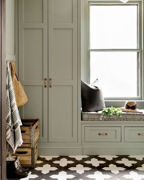 Farrow & Ball on Instagram: “Our popular blue gray #Pigeon does exceptionally well in small and cozy spaces like boot rooms, home offices and mudrooms as seen here.…” Dark Green Kitchen Cabinets, Best Green Paint Colors, Light Green Kitchen, Dark Green Kitchen, Green Laundry, Unique Kitchen Backsplash, Sage Green Kitchen, Dark Emerald Green, Green Kitchen Cabinets